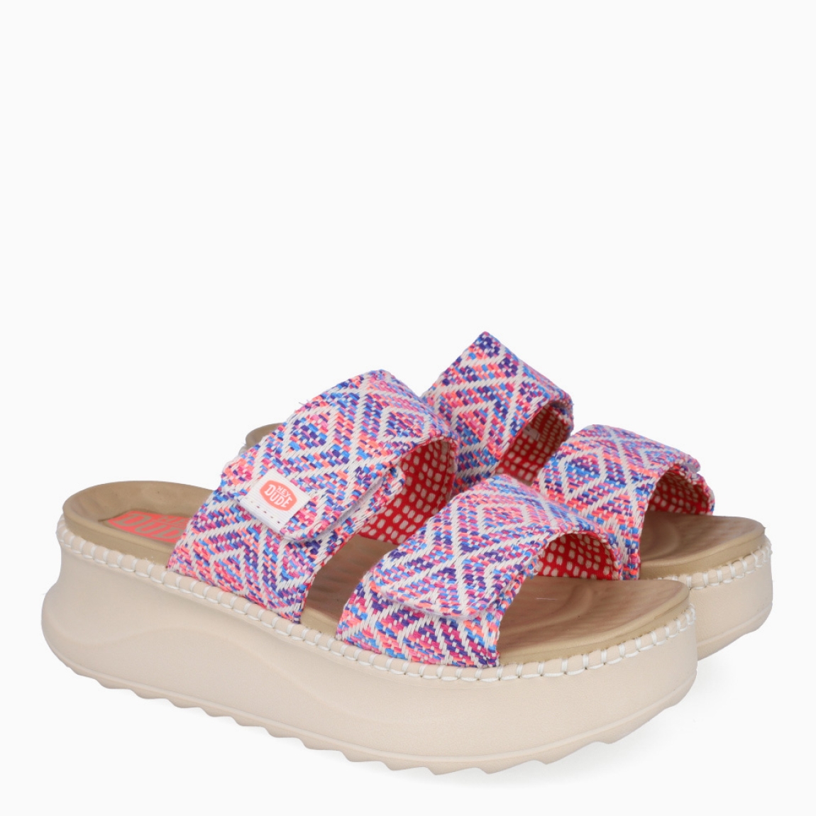 Sandalias de la marca Heydude, modelo DELRAY. Exterior elaborado en tela multicolor con diseños estampados. Interior en piel color camel. Cierre de sandalias Heydude con doble velcro en la pala. Sandalias con cuña de 5cm de altura. Estas sandalias Heydude DELRAY son un complento básico, clásico y cómodo para tu día a día!