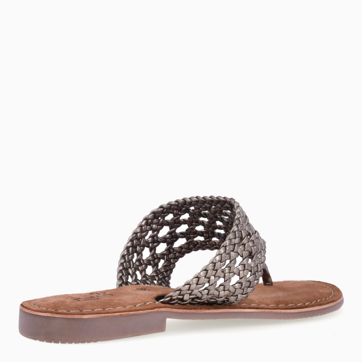 Esclavas de la marca Itse, modelo LISSA. Exterior elaborado en piel trenzada color bronce. Interior en ante color marrón antitranspirante. Suela plana de goma. Estas esclavas Itse LISSA son un complemento básico para tus looks de esta temporada primavera-verano!