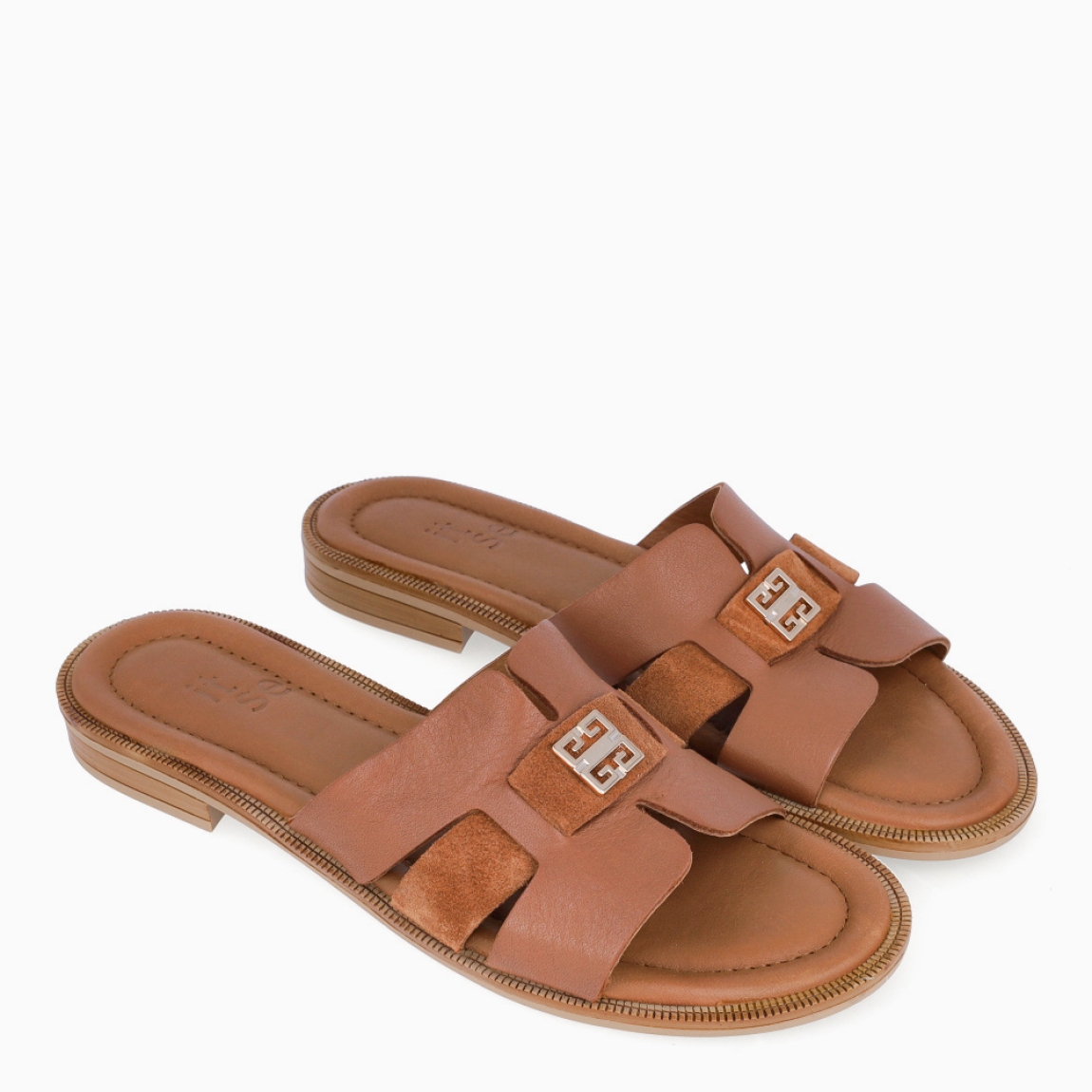 Chanclas de la marca Itse, modelo AYLIN. Exterior en piel color marrón con detalle de adorno dorado en pala. Interior de sandalias Itse en piel color cuero. Sandalias Itse con suela plana de goma. Estas chanclas Itse AYLIN son un complemento clásico para tu look de verano, te ayudará a caminar con ligereza, comodidad y estilo!