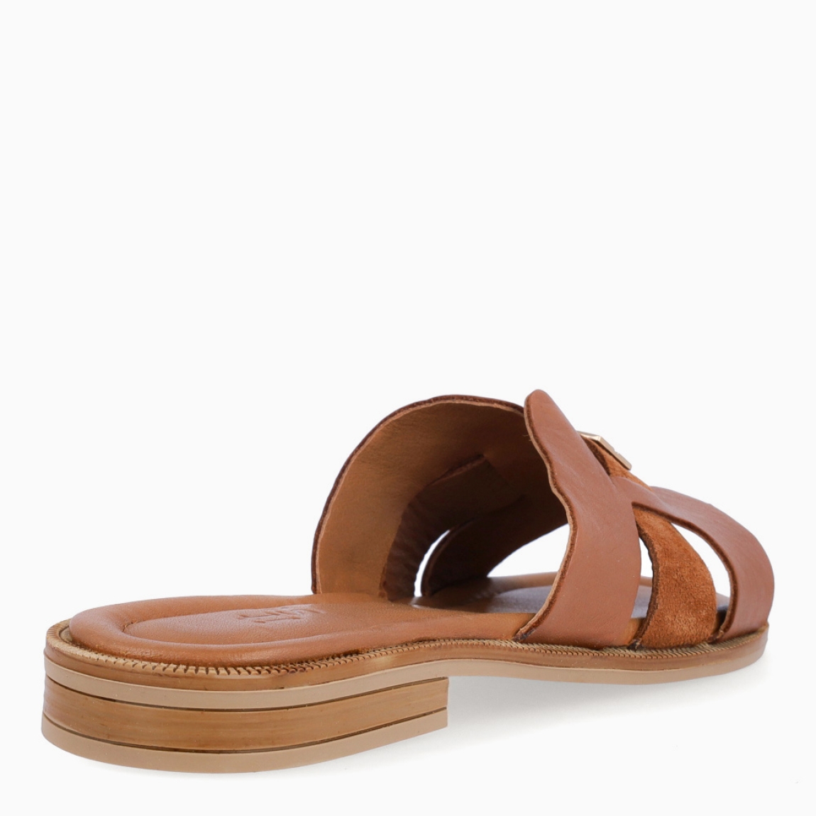Chanclas de la marca Itse, modelo AYLIN. Exterior en piel color marrón con detalle de adorno dorado en pala. Interior de sandalias Itse en piel color cuero. Sandalias Itse con suela plana de goma. Estas chanclas Itse AYLIN son un complemento clásico para tu look de verano, te ayudará a caminar con ligereza, comodidad y estilo!