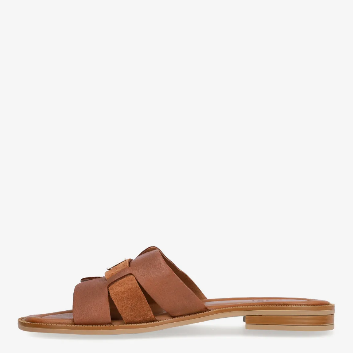 Chanclas de la marca Itse, modelo AYLIN. Exterior en piel color marrón con detalle de adorno dorado en pala. Interior de sandalias Itse en piel color cuero. Sandalias Itse con suela plana de goma. Estas chanclas Itse AYLIN son un complemento clásico para tu look de verano, te ayudará a caminar con ligereza, comodidad y estilo!