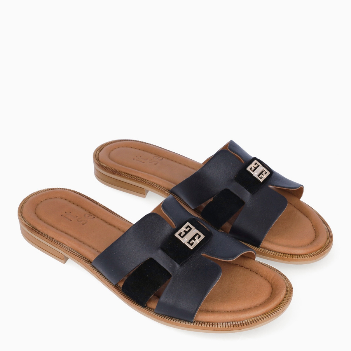 Chanclas de la marca Itse, modelo AYLIN. Exterior en piel color negro con detalle de adorno dorado en pala. Interior de sandalias Itse en piel color cuero. Sandalias Itse con suela plana de goma. Estas chanclas Itse AYLIN son un complemento clásico para tu look de verano, te ayudará a caminar con ligereza, comodidad y estilo!