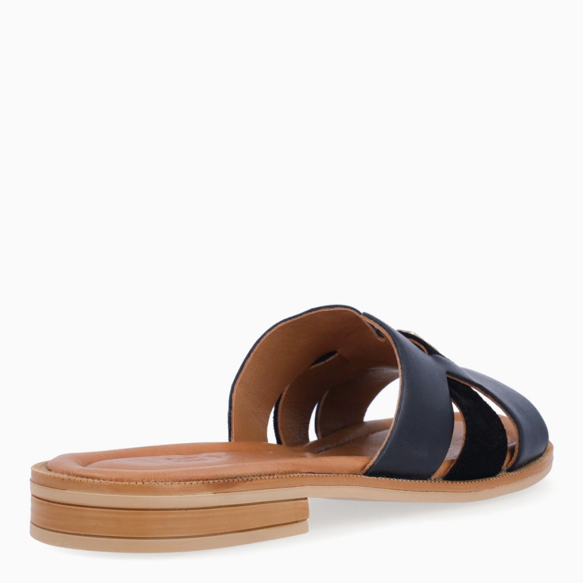 Chanclas de la marca Itse, modelo AYLIN. Exterior en piel color negro con detalle de adorno dorado en pala. Interior de sandalias Itse en piel color cuero. Sandalias Itse con suela plana de goma. Estas chanclas Itse AYLIN son un complemento clásico para tu look de verano, te ayudará a caminar con ligereza, comodidad y estilo!