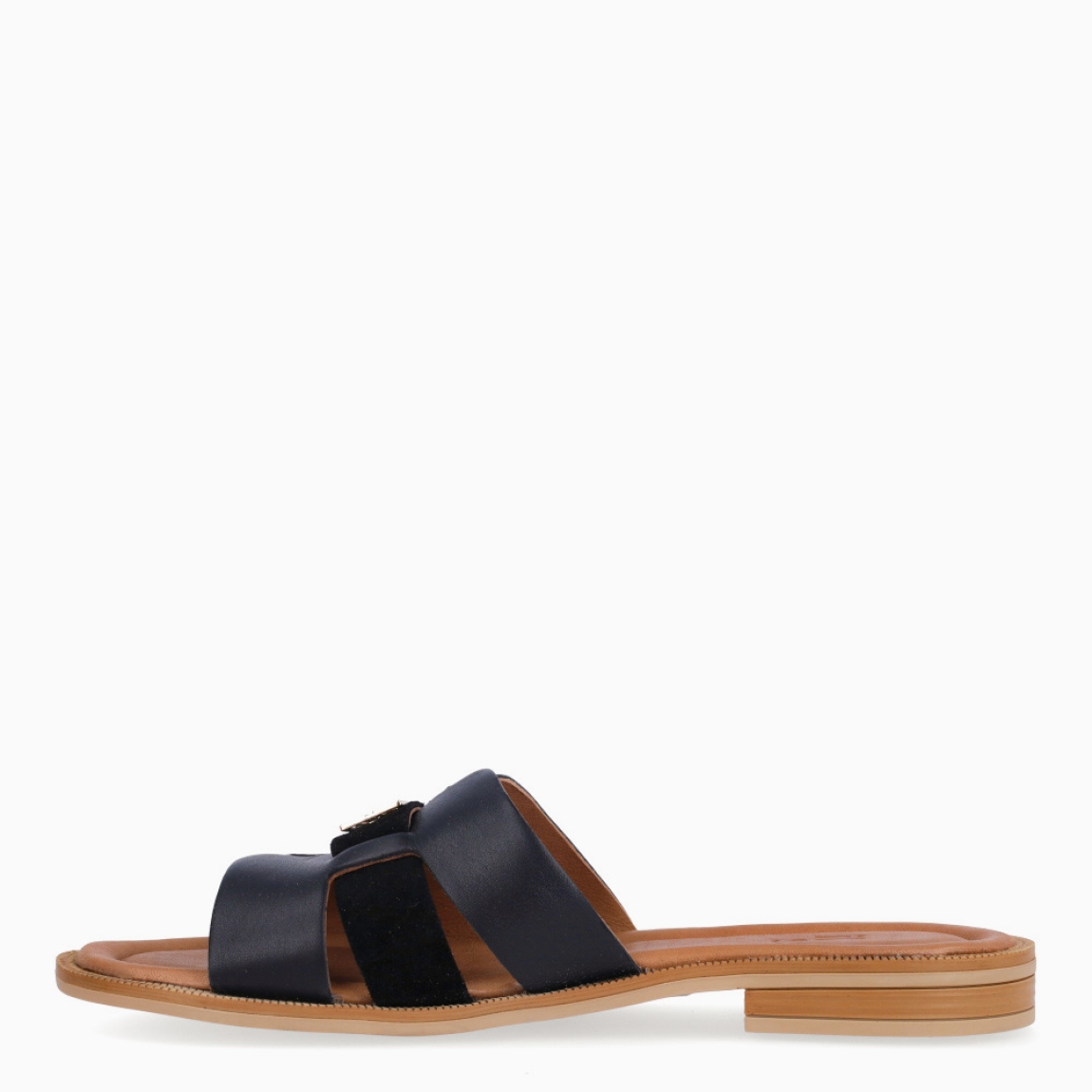 Chanclas de la marca Itse, modelo AYLIN. Exterior en piel color negro con detalle de adorno dorado en pala. Interior de sandalias Itse en piel color cuero. Sandalias Itse con suela plana de goma. Estas chanclas Itse AYLIN son un complemento clásico para tu look de verano, te ayudará a caminar con ligereza, comodidad y estilo!