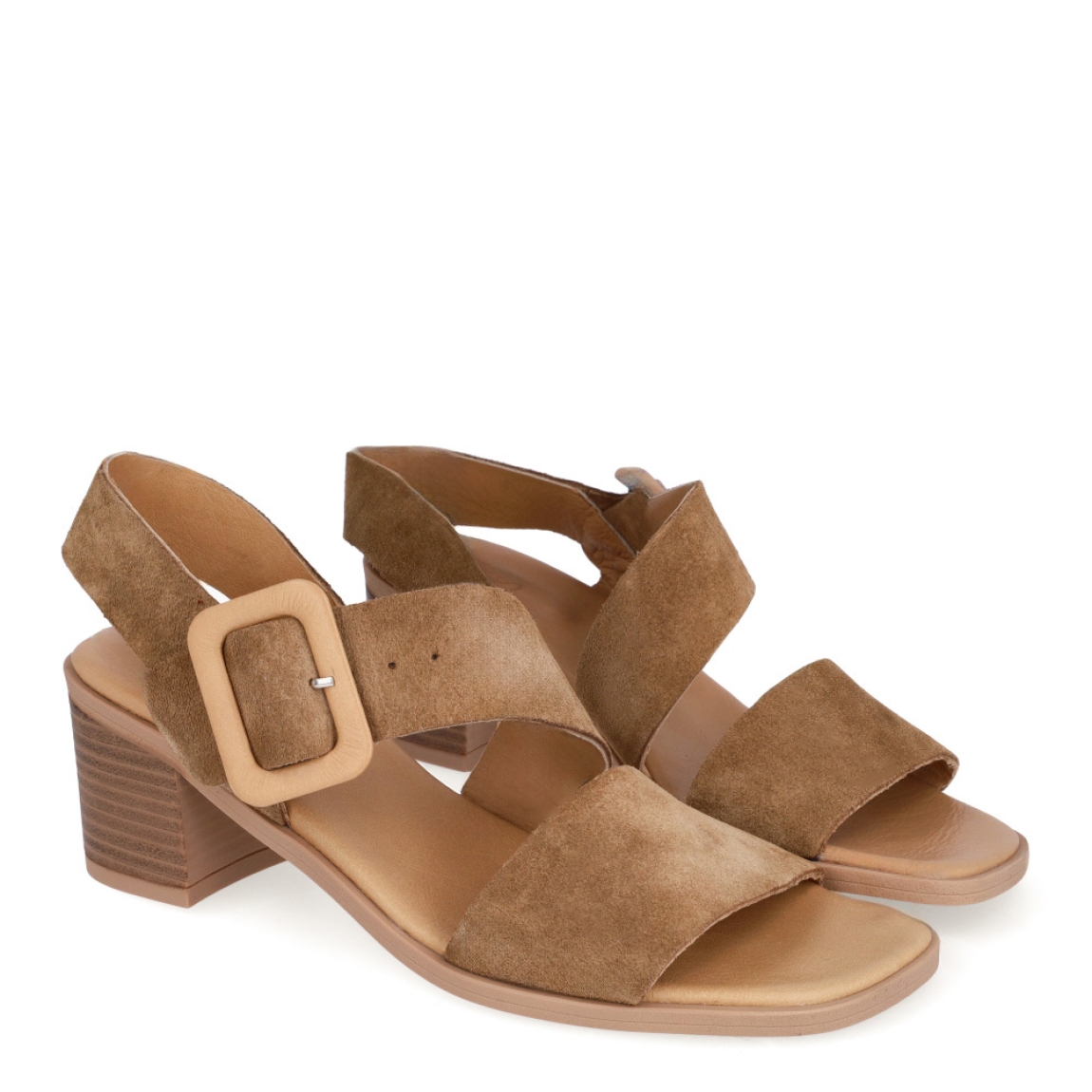 Sandalias de la marca Itse, modelo MIRI. Exterior elaborado en ante color camel. Interior en piel color marrón. Sandalias Itse con cierre de hebilla en el tobillo y tacón de 5cm de altura. Estas sandalias Itse MIRI son un complemento clásico, ideal para esta temporada!