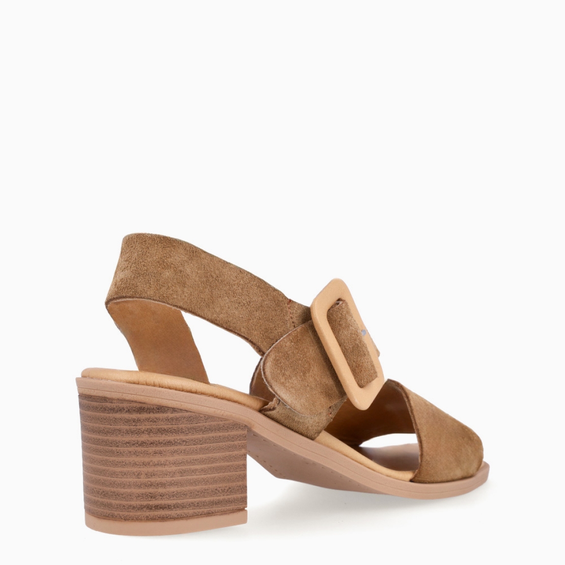 Sandalias de la marca Itse, modelo MIRI. Exterior elaborado en ante color camel. Interior en piel color marrón. Sandalias Itse con cierre de hebilla en el tobillo y tacón de 5cm de altura. Estas sandalias Itse MIRI son un complemento clásico, ideal para esta temporada!