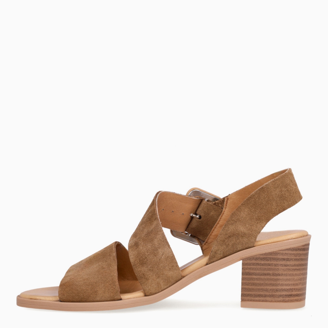 Sandalias de la marca Itse, modelo MIRI. Exterior elaborado en ante color camel. Interior en piel color marrón. Sandalias Itse con cierre de hebilla en el tobillo y tacón de 5cm de altura. Estas sandalias Itse MIRI son un complemento clásico, ideal para esta temporada!
