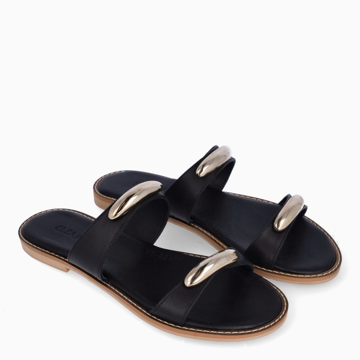 Sandalias de la marca Itse, modelo MISAK. Exterior en piel color negro con tiras en pala con adornos en metal. Interior en piel color negro. Suela plana de goma. Estas sandalias Itse MISAK son ideales para esta temporada, en donde lucirás tus looks más frescos y cómodos.