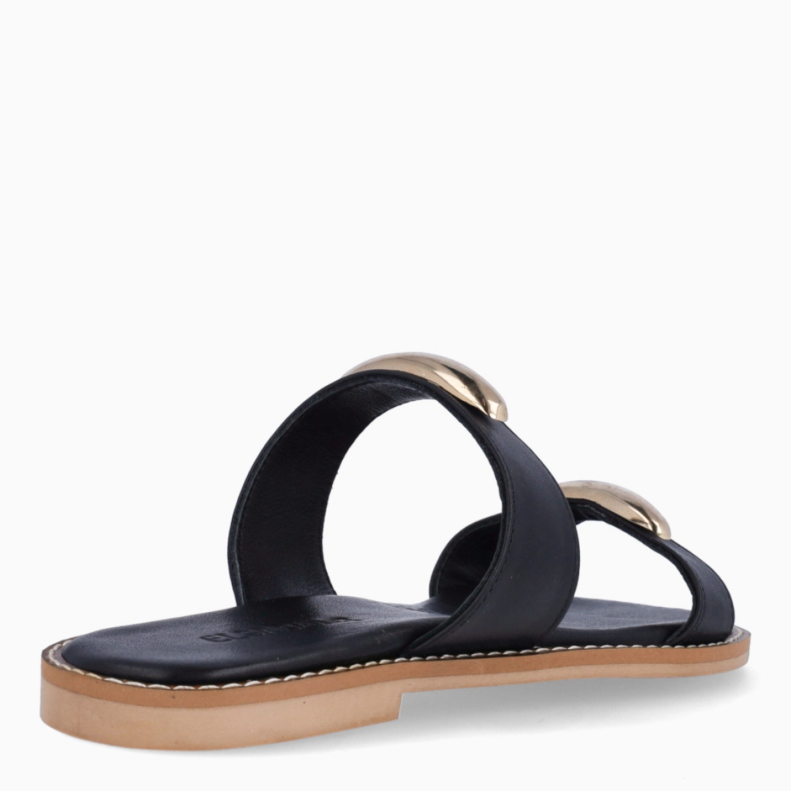 Sandalias de la marca Itse, modelo MISAK. Exterior en piel color negro con tiras en pala con adornos en metal. Interior en piel color negro. Suela plana de goma. Estas sandalias Itse MISAK son ideales para esta temporada, en donde lucirás tus looks más frescos y cómodos.