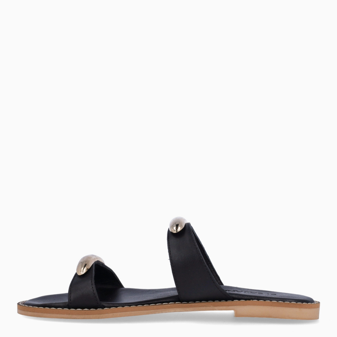 Sandalias de la marca Itse, modelo MISAK. Exterior en piel color negro con tiras en pala con adornos en metal. Interior en piel color negro. Suela plana de goma. Estas sandalias Itse MISAK son ideales para esta temporada, en donde lucirás tus looks más frescos y cómodos.