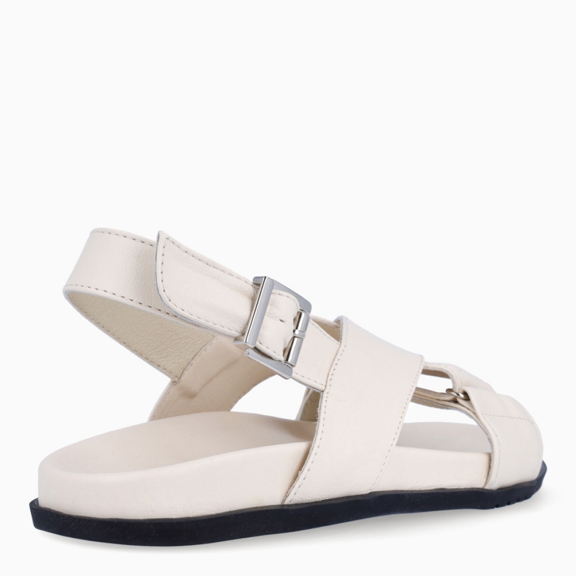Sandalias de la marca Itse, modelo LENA 22. Sandalias elaboradas en piel color beig con detalles en tiras cruzadas en la pala. Cierre de las sandalias con hebilla en el tobillo y plataforma plana de goma. Estas sandalias Itse LENA 22 son el complemento que dará personalidad y comodidad a tus looks de temporada.