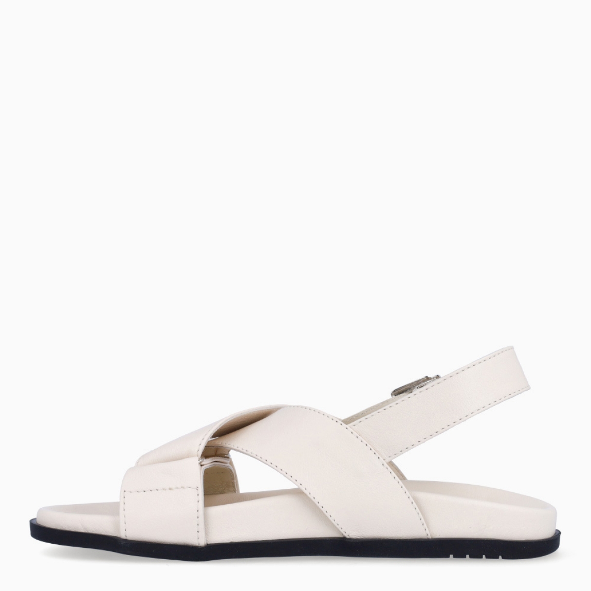 Sandalias de la marca Itse, modelo LENA 22. Sandalias elaboradas en piel color beig con detalles en tiras cruzadas en la pala. Cierre de las sandalias con hebilla en el tobillo y plataforma plana de goma. Estas sandalias Itse LENA 22 son el complemento que dará personalidad y comodidad a tus looks de temporada.