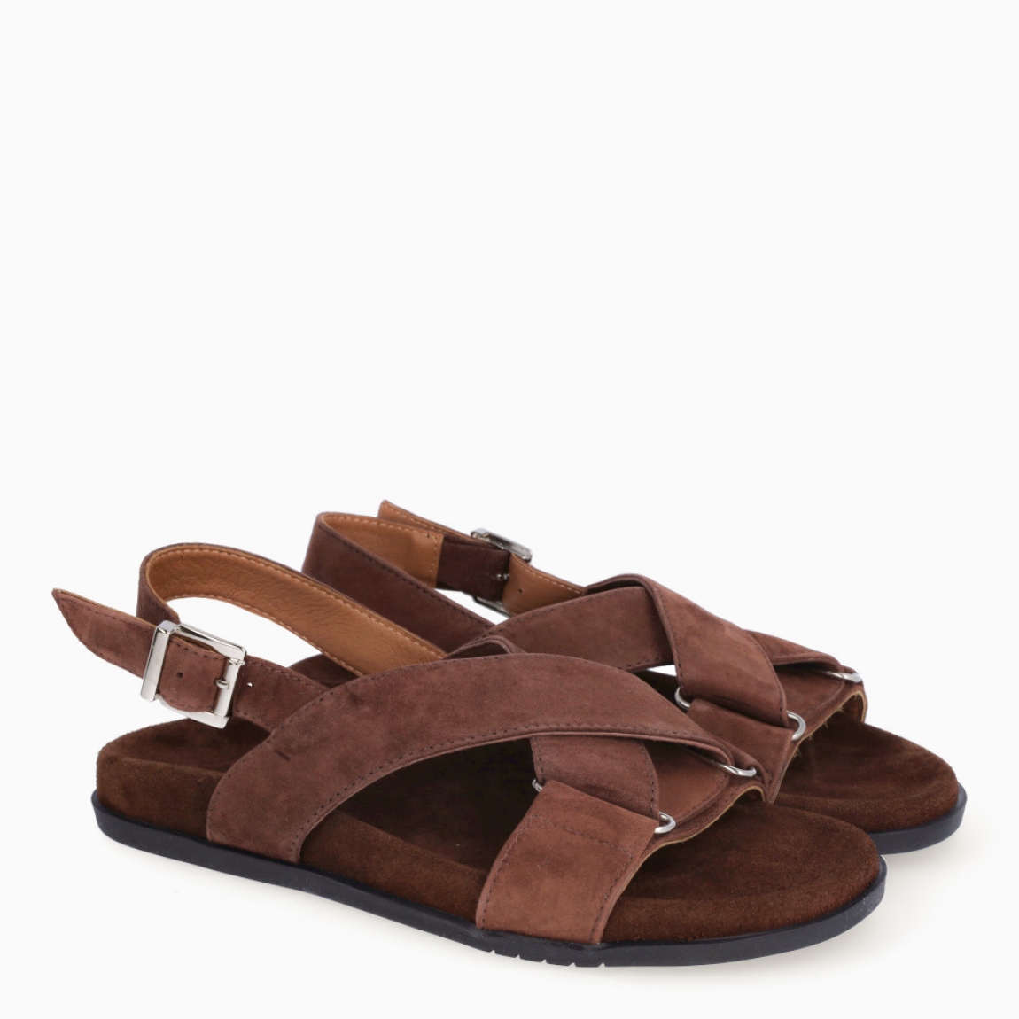 Sandalias de la marca Itse, modelo LENA 22. Sandalias elaboradas en ante color marrón con detalles en tiras cruzadas en la pala. Cierre de las sandalias con hebilla en el tobillo y plataforma plana de goma. Estas sandalias Itse LENA 22 son el complemento que dará personalidad y comodidad a tus looks de temporada.