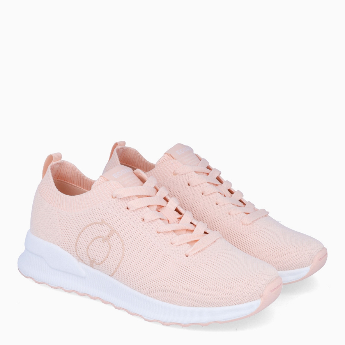 Deportivas de la marca Ecoalf, modelo CONDEKI. Exterior de las deportivas en tela color rosa. Interior de las deportivas en tela y piel color rosa. Cierre de las deportivas con cordones rosa. Deportivas Ecoalf con suela plana. Estas deportivas Ecoalf Condeki transpirables son el complemento perfecto en tu armario. Tienen un diseño clásico y te darán la comodidad que necesitas para tu día a día!