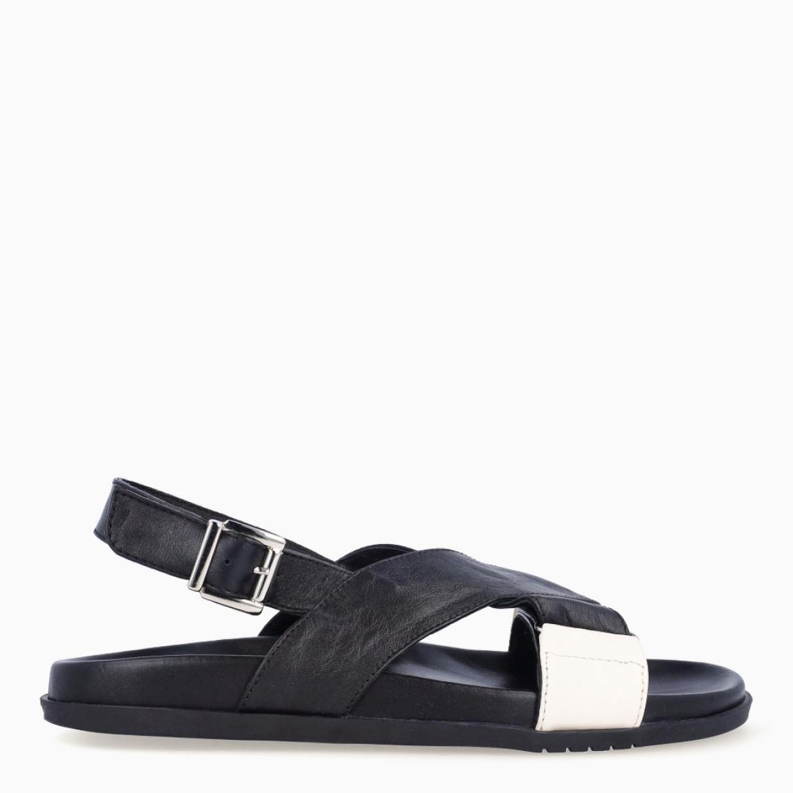 Sandalias de la marca Itse, modelo LENA 22. Sandalias elaboradas en piel color negro con detalles en tiras cruzadas en la pala. Cierre de las sandalias con hebilla en el tobillo y plataforma plana de goma. Estas sandalias Itse LENA 22 son el complemento que dará personalidad y comodidad a tus looks de temporada.