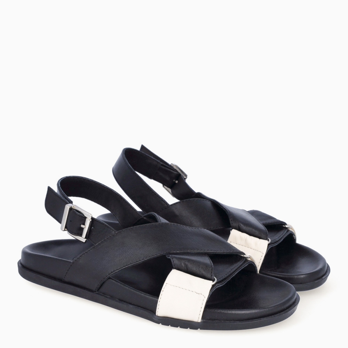 Sandalias de la marca Itse, modelo LENA 22. Sandalias elaboradas en piel color negro con detalles en tiras cruzadas en la pala. Cierre de las sandalias con hebilla en el tobillo y plataforma plana de goma. Estas sandalias Itse LENA 22 son el complemento que dará personalidad y comodidad a tus looks de temporada.
