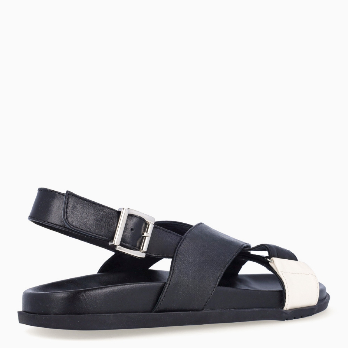 Sandalias de la marca Itse, modelo LENA 22. Sandalias elaboradas en piel color negro con detalles en tiras cruzadas en la pala. Cierre de las sandalias con hebilla en el tobillo y plataforma plana de goma. Estas sandalias Itse LENA 22 son el complemento que dará personalidad y comodidad a tus looks de temporada.