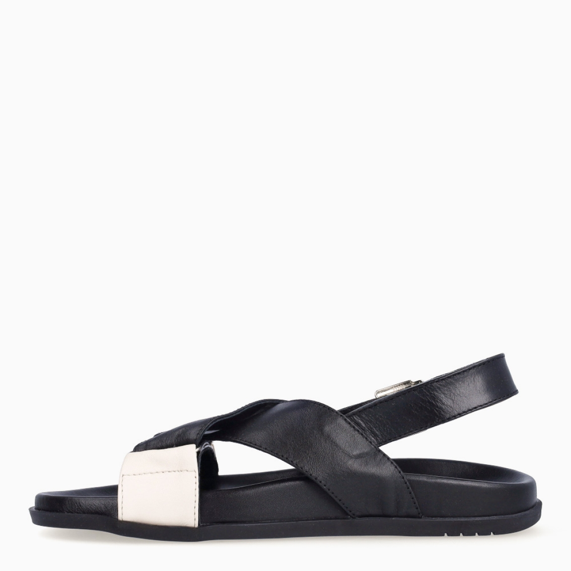 Sandalias de la marca Itse, modelo LENA 22. Sandalias elaboradas en piel color negro con detalles en tiras cruzadas en la pala. Cierre de las sandalias con hebilla en el tobillo y plataforma plana de goma. Estas sandalias Itse LENA 22 son el complemento que dará personalidad y comodidad a tus looks de temporada.