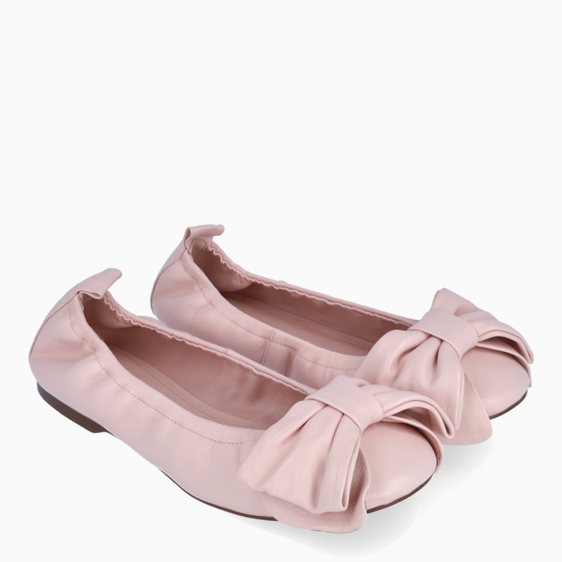 Bailarinas de la marca Ines Palliser, modelo PEGGY. Exterior en piel color nude con detalle de lazo en la pala. Interior en piel color nude con plantilla acolchada y extraíble para mñaxima comodidad. Bailarinas con suela de goma. Estas bailarinas Ines Palliser, modelo PEGGY son ideales para tu día a día!