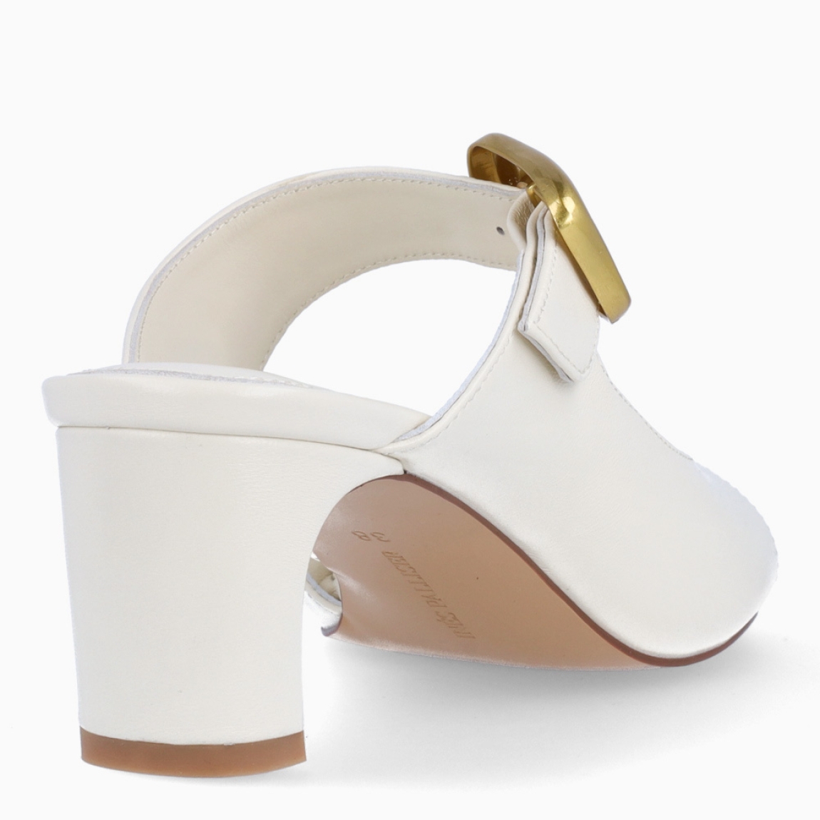 Sandalias de la marca Ines Palliser, modelo HELLA. Exterior en piel color blanco con punta redonda y cierre de hebilla color dorado en pala. Interior en piel color blanco. Sandalias con tacón de 5cm de altura. Estas sandalias Ines Palliser HELLA son unas clásicas, ideales para darle el look de elegancia y comodidad a tus looks!