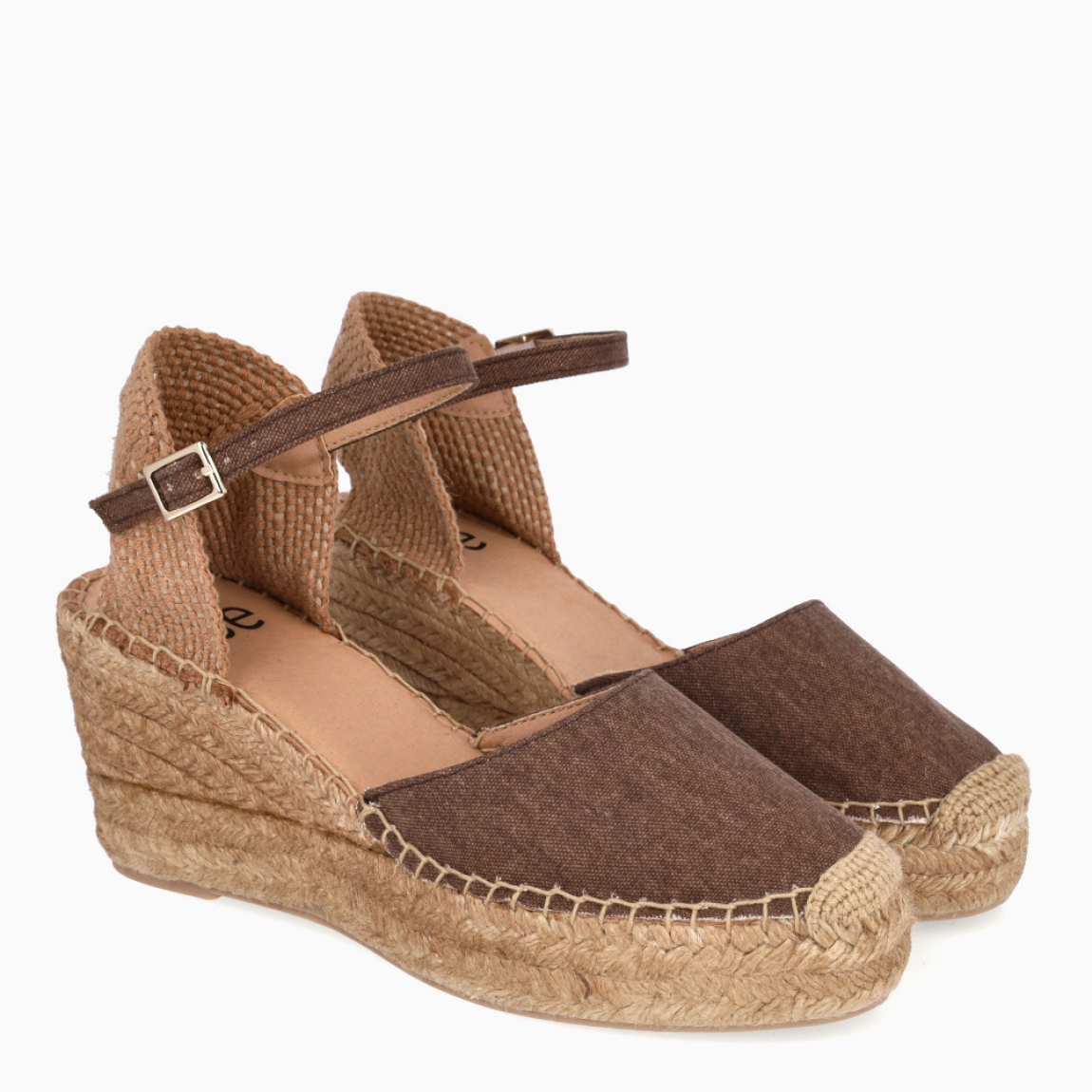 Alpargatas de la marca Itse, modelo CARLA. Exterior en tela color marrón con punta redonda. Interior en piel color nude. Alpargatas Itse con cuña de 7cm de altura. Cierre con hebilla en tobillo. Estas Alpargatas CARLA son ideales para lucirlas esta temporada!