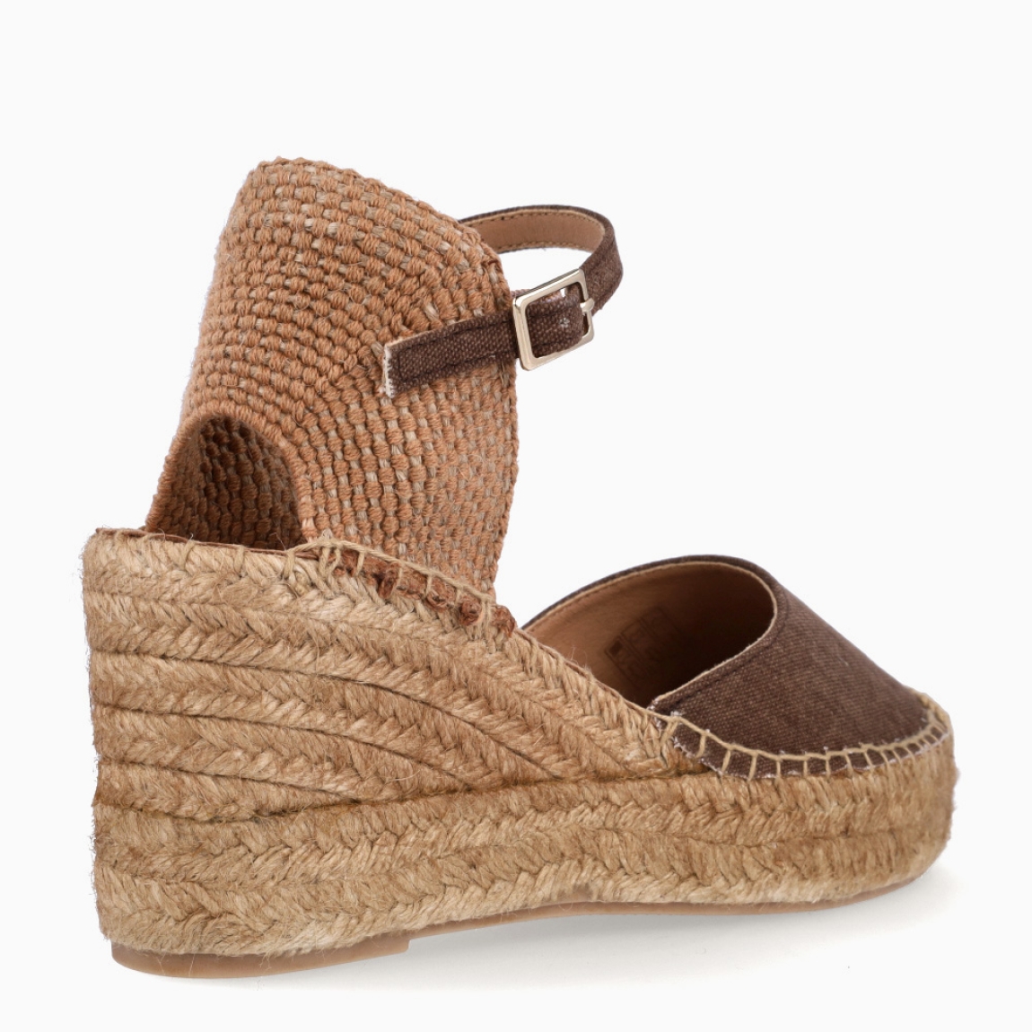 Alpargatas de la marca Itse, modelo CARLA. Exterior en tela color marrón con punta redonda. Interior en piel color nude. Alpargatas Itse con cuña de 7cm de altura. Cierre con hebilla en tobillo. Estas Alpargatas CARLA son ideales para lucirlas esta temporada!