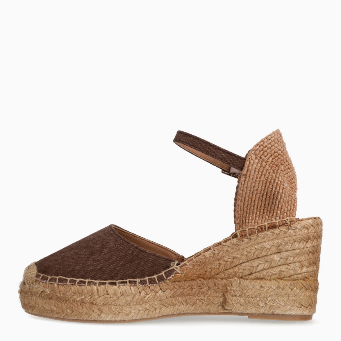 Alpargatas de la marca Itse, modelo CARLA. Exterior en tela color marrón con punta redonda. Interior en piel color nude. Alpargatas Itse con cuña de 7cm de altura. Cierre con hebilla en tobillo. Estas Alpargatas CARLA son ideales para lucirlas esta temporada!