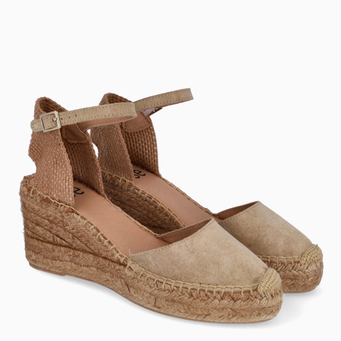 Alpargatas de la marca Itse, modelo CARLA. Exterior en ante color camel con punta redonda. Interior en piel color nude. Alpargatas Itse con cuña de 7cm de altura. Cierre con hebilla en tobillo. Estas Alpargatas CARLA son ideales para lucirlas esta temporada!