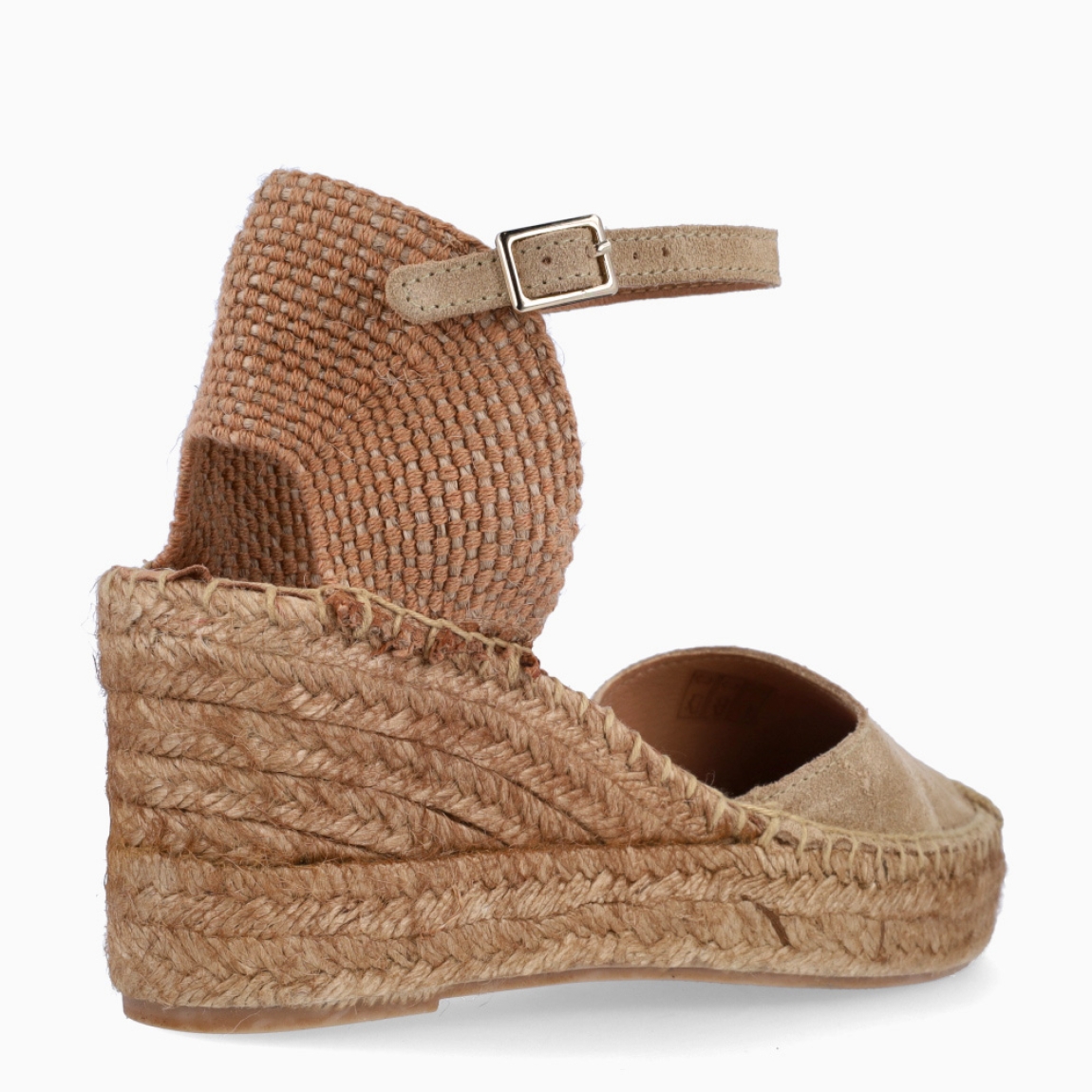 Alpargatas de la marca Itse, modelo CARLA. Exterior en ante color camel con punta redonda. Interior en piel color nude. Alpargatas Itse con cuña de 7cm de altura. Cierre con hebilla en tobillo. Estas Alpargatas CARLA son ideales para lucirlas esta temporada!