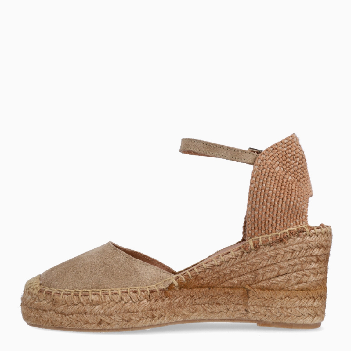Alpargatas de la marca Itse, modelo CARLA. Exterior en ante color camel con punta redonda. Interior en piel color nude. Alpargatas Itse con cuña de 7cm de altura. Cierre con hebilla en tobillo. Estas Alpargatas CARLA son ideales para lucirlas esta temporada!