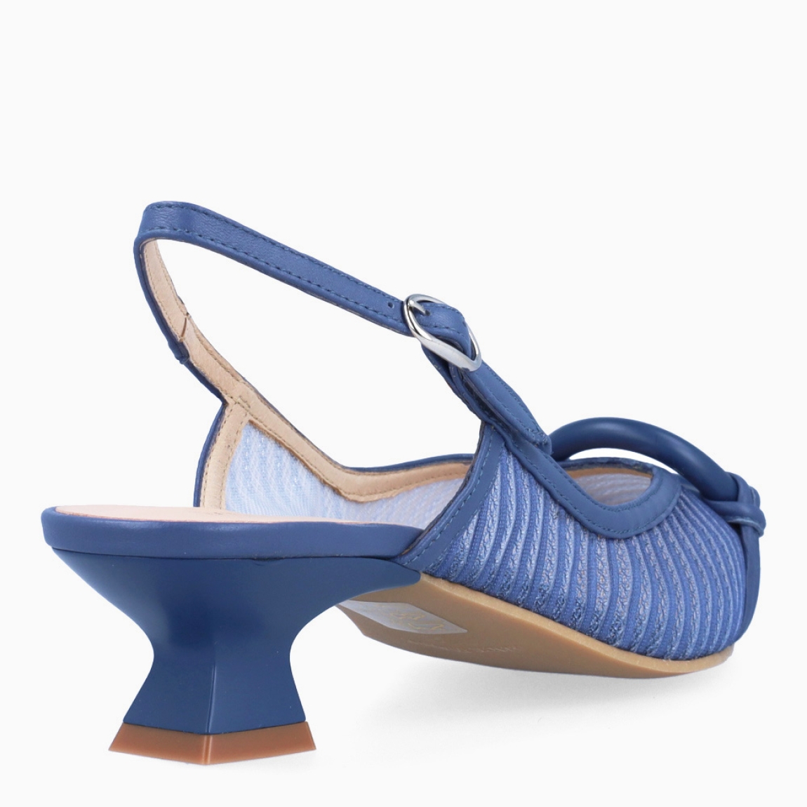 Salones destalonados de la marca Munné, modelo URBAN. Exterior en tela transparente color azul con detalle de adorno en pala. Salones con punta lápiz. Interior de los salones en piel color nude. Salones Munné con tacón de 3cm de altura. Estos salones Munné URBAN son ideales para estilizar tus looks y gozar de una comodidad en tu día a día!
