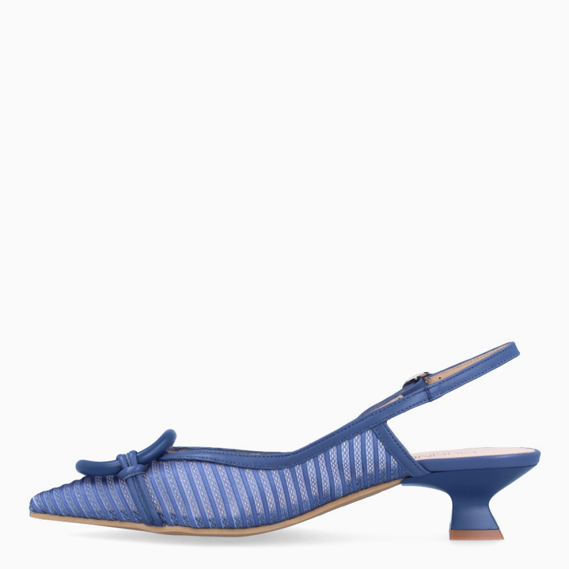 Salones destalonados de la marca Munné, modelo URBAN. Exterior en tela transparente color azul con detalle de adorno en pala. Salones con punta lápiz. Interior de los salones en piel color nude. Salones Munné con tacón de 3cm de altura. Estos salones Munné URBAN son ideales para estilizar tus looks y gozar de una comodidad en tu día a día!