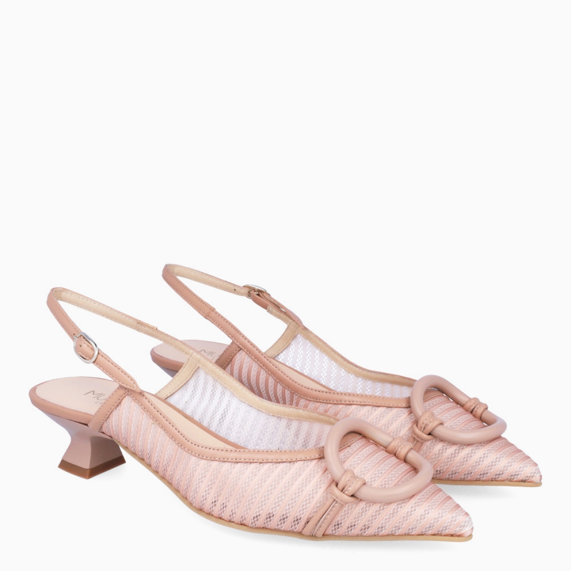 Salones destalonados de la marca Munné, modelo URBAN. Exterior en tela transparente color nude con detalle de adorno en pala. Salones con punta lápiz. Interior de los salones en piel color nude. Salones Munné con tacón de 3cm de altura. Estos salones Munné URBAN son ideales para estilizar tus looks y gozar de una comodidad en tu día a día!