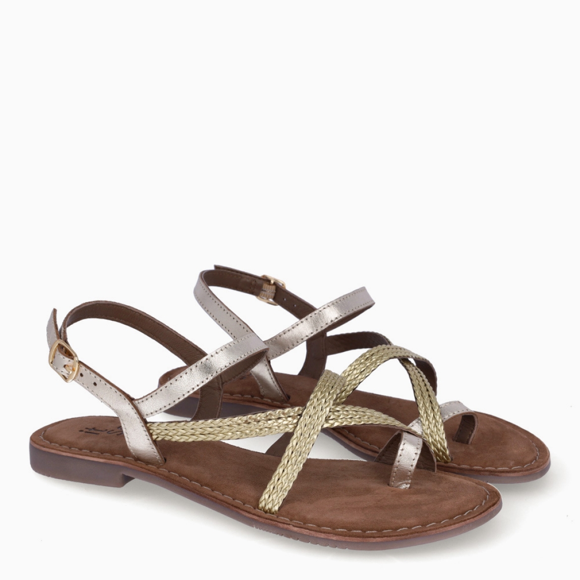 Sandalias de la marca Itse, modelo TANA. Exterior elaboradas en piel trenzada color oro con tiras cruzadas en pala. Interior en ante color marrón. Sandalias Itse con cierre de hebilla en tobillo. Suela plana de goma. Estas sandalias Itse TANA son ideales para esta temporada!