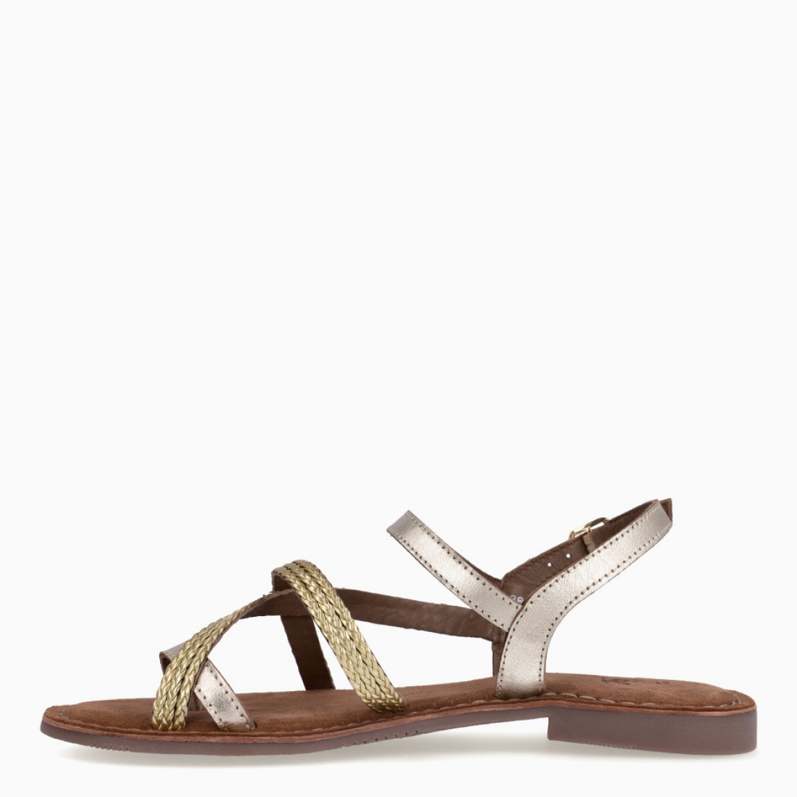 Sandalias de la marca Itse, modelo TANA. Exterior elaboradas en piel trenzada color oro con tiras cruzadas en pala. Interior en ante color marrón. Sandalias Itse con cierre de hebilla en tobillo. Suela plana de goma. Estas sandalias Itse TANA son ideales para esta temporada!