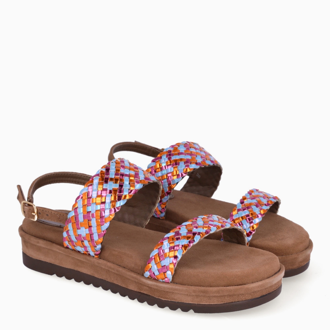Sandalias de la marca Itse, modelo ESTER. Exterior elaboradas en piel trenzada multicolor con tiras en pala. Interior en ante color marrón. Cierre de las sandalias Itse con hebilla en el tobillo y plataforma de 4cm de altura. Estas sandalias Itse ESTER son ideales para esta temporada, te darán comodidad, ligereza en tu día a día!