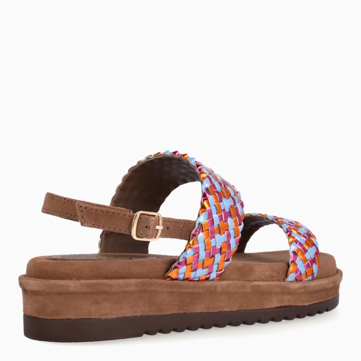 Sandalias de la marca Itse, modelo ESTER. Exterior elaboradas en piel trenzada multicolor con tiras en pala. Interior en ante color marrón. Cierre de las sandalias Itse con hebilla en el tobillo y plataforma de 4cm de altura. Estas sandalias Itse ESTER son ideales para esta temporada, te darán comodidad, ligereza en tu día a día!