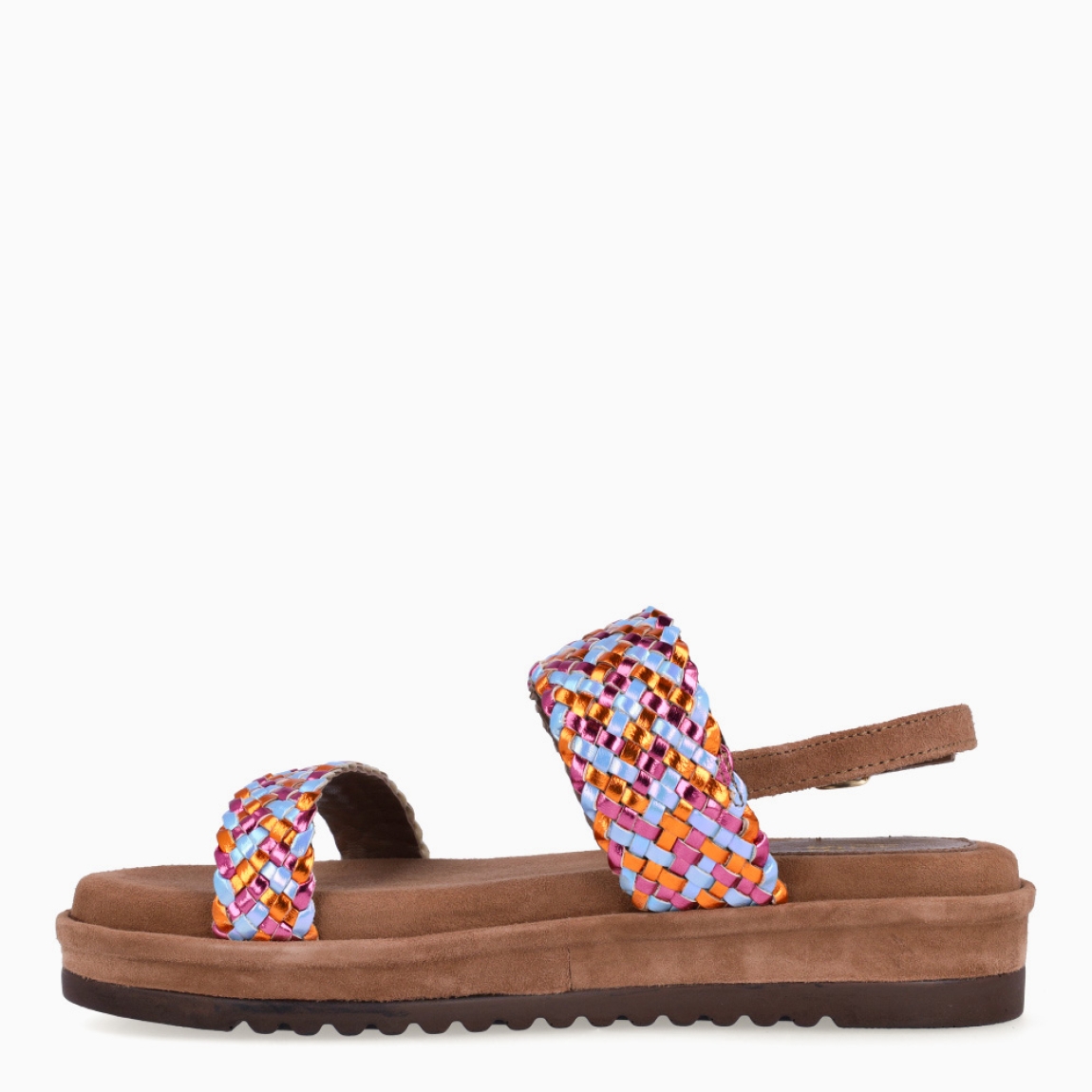 Sandalias de la marca Itse, modelo ESTER. Exterior elaboradas en piel trenzada multicolor con tiras en pala. Interior en ante color marrón. Cierre de las sandalias Itse con hebilla en el tobillo y plataforma de 4cm de altura. Estas sandalias Itse ESTER son ideales para esta temporada, te darán comodidad, ligereza en tu día a día!
