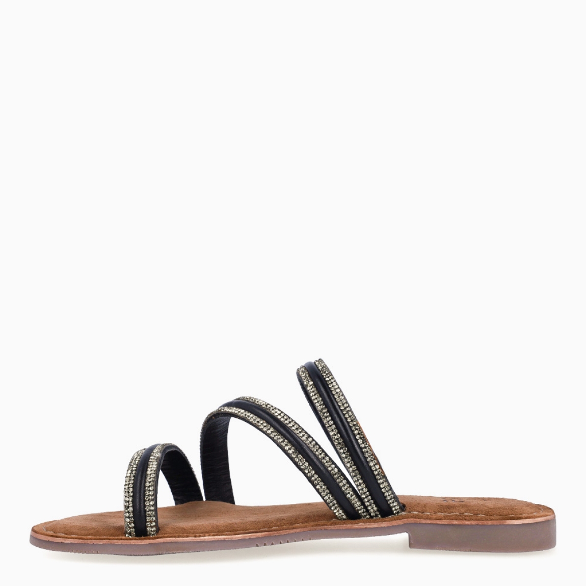 Sandalias de la marca Itse, modelo KENIA. Exterior elaborada en piel color negro con brillantes escarchados color plateado con tiras cruzadas en pala. Interior en ante color marrón. Suela plana de goma. Estas sandalias Itse KENIA son ligeras, cómodas y perfectas para tu día a día!
