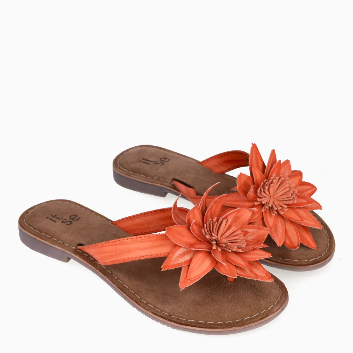 Esclava de la marca Itse, modelo LARA. Exterior en piel color naranja con adorno de flor en la pala. Interior en ante color marron. Sandalias Itse con suela plana de goma. Sandalias Itse LARA perfectas para lucirlas esta temporada y resaltar tus looks!