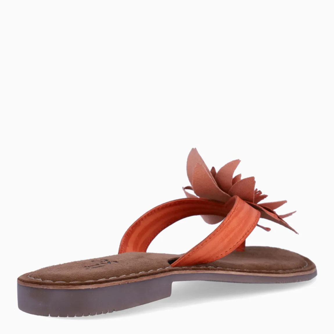 Esclava de la marca Itse, modelo LARA. Exterior en piel color naranja con adorno de flor en la pala. Interior en ante color marron. Sandalias Itse con suela plana de goma. Sandalias Itse LARA perfectas para lucirlas esta temporada y resaltar tus looks!