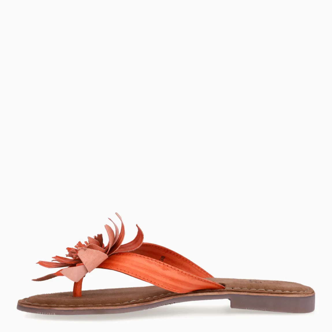 Esclava de la marca Itse, modelo LARA. Exterior en piel color naranja con adorno de flor en la pala. Interior en ante color marron. Sandalias Itse con suela plana de goma. Sandalias Itse LARA perfectas para lucirlas esta temporada y resaltar tus looks!