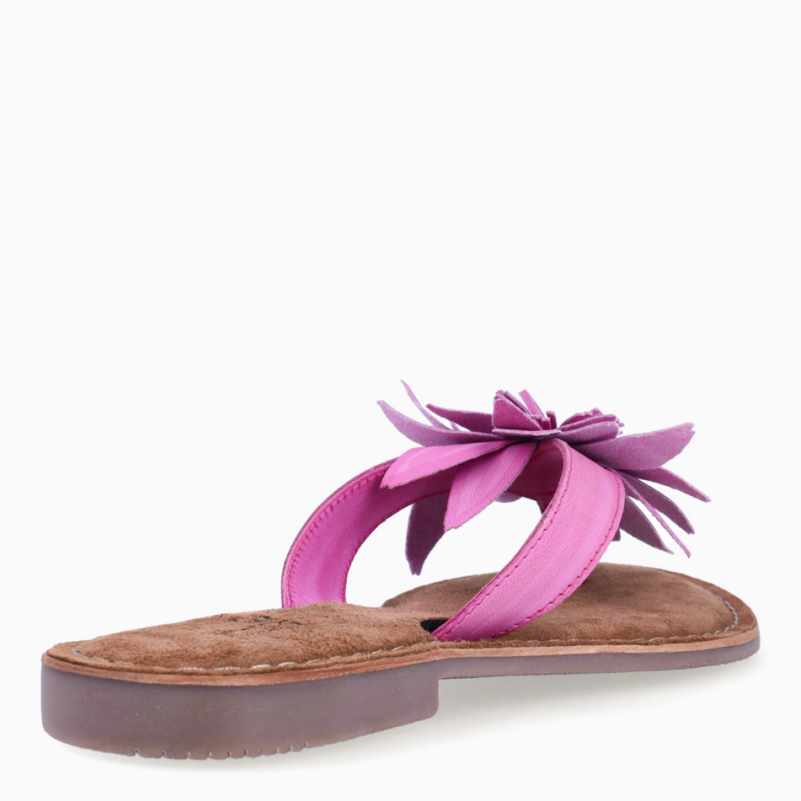 Esclava de la marca Itse, modelo LARA. Exterior en piel color fucsia con adorno de flor en la pala. Interior en ante color marrón. Sandalias Itse con suela plana de goma. Sandalias Itse LARA perfectas para lucirlas esta temporada y resaltar tus looks!