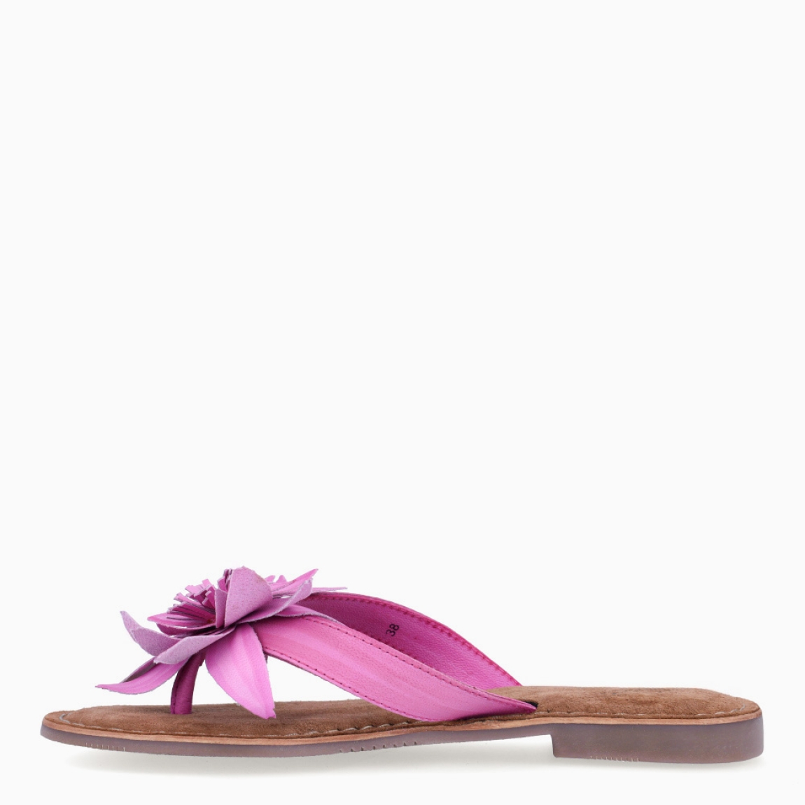 Esclava de la marca Itse, modelo LARA. Exterior en piel color fucsia con adorno de flor en la pala. Interior en ante color marrón. Sandalias Itse con suela plana de goma. Sandalias Itse LARA perfectas para lucirlas esta temporada y resaltar tus looks!