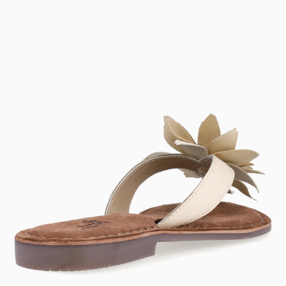 Esclava de la marca Itse, modelo LARA. Exterior en piel color beig con adorno de flor en la pala. Interior en ante color marron. Sandalias Itse con suela plana de goma. Sandalias Itse LARA perfectas para lucirlas esta temporada y resaltar tus looks!