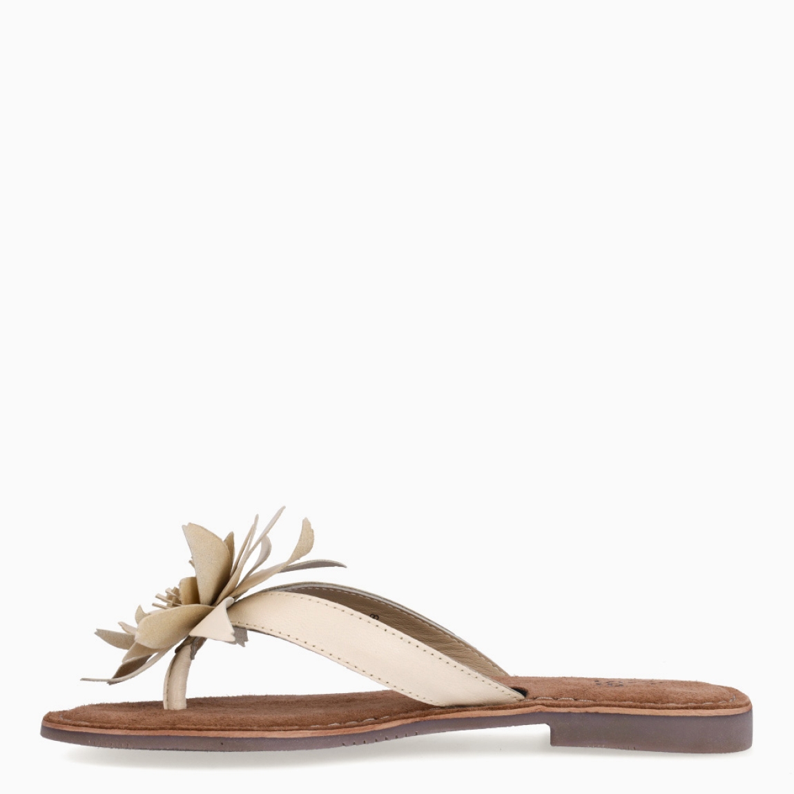 Esclava de la marca Itse, modelo LARA. Exterior en piel color beig con adorno de flor en la pala. Interior en ante color marron. Sandalias Itse con suela plana de goma. Sandalias Itse LARA perfectas para lucirlas esta temporada y resaltar tus looks!