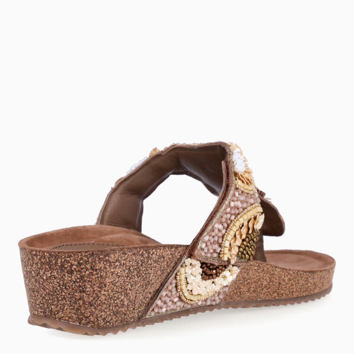 Esclava de la marca Itse, modelo SALAN. Exterior elaborado en piel color marrón con detalles en piedrería multicolor. Interior en ante color marrón. Suela con cuña de 3cm de altura. Estas esclavas Itse son el complemento básico para tus looks de temporada! Disfruta de la comodidad y ligereza de este modelo!