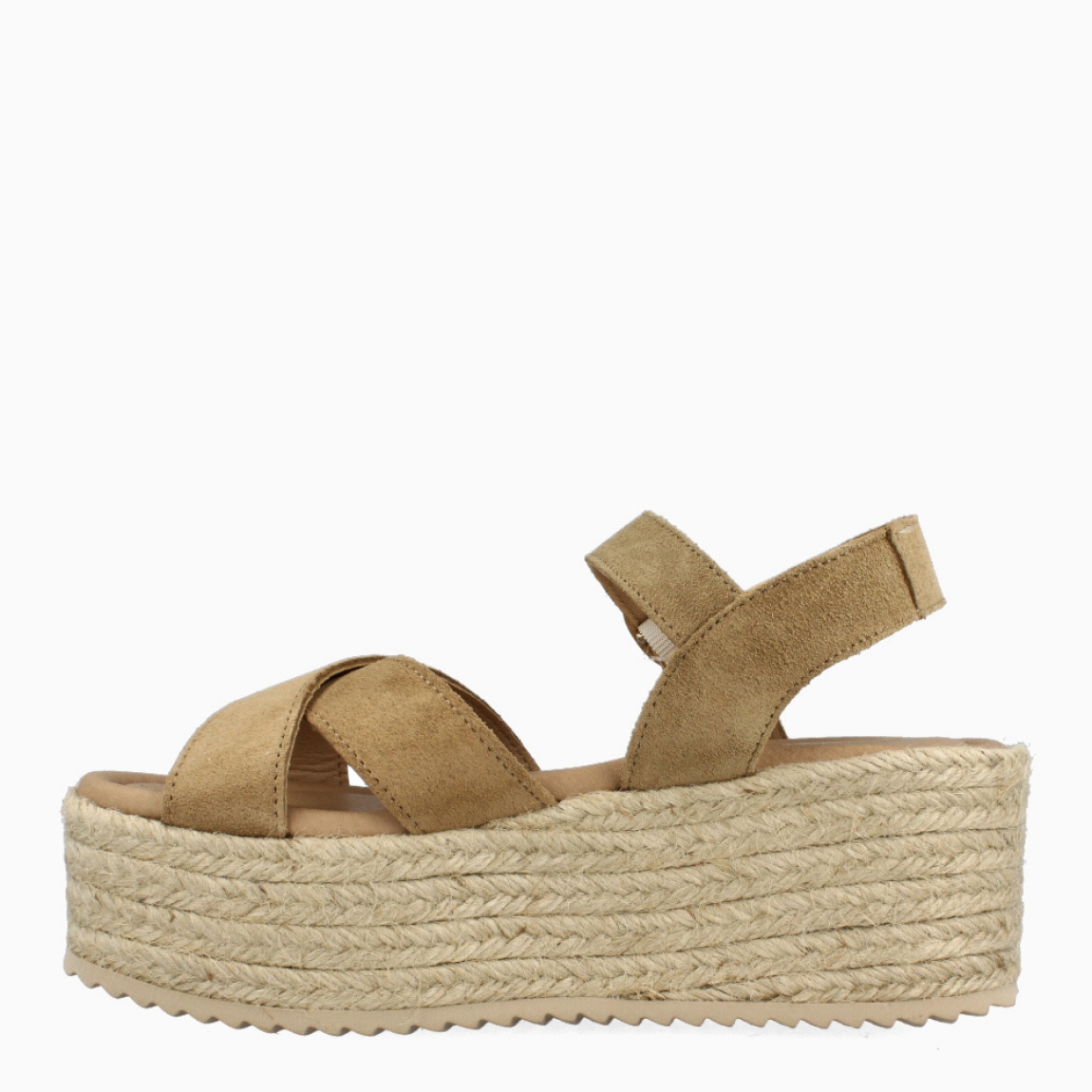 Sandalias de la marca Itse, modelo ROMEO. Exterior de las sandalias en ante color marrón con tiras cruzadas en la pala. Interior de las sandalias en piel color beig. Cierre de las sandalias Itse con hebilla en el tobillo y cuña de 6cm de altura. Estas sandalias Itse ROMEO son una tendencia de temporada, podrás lucirlas en diferentes looks con la máxima comodidad.