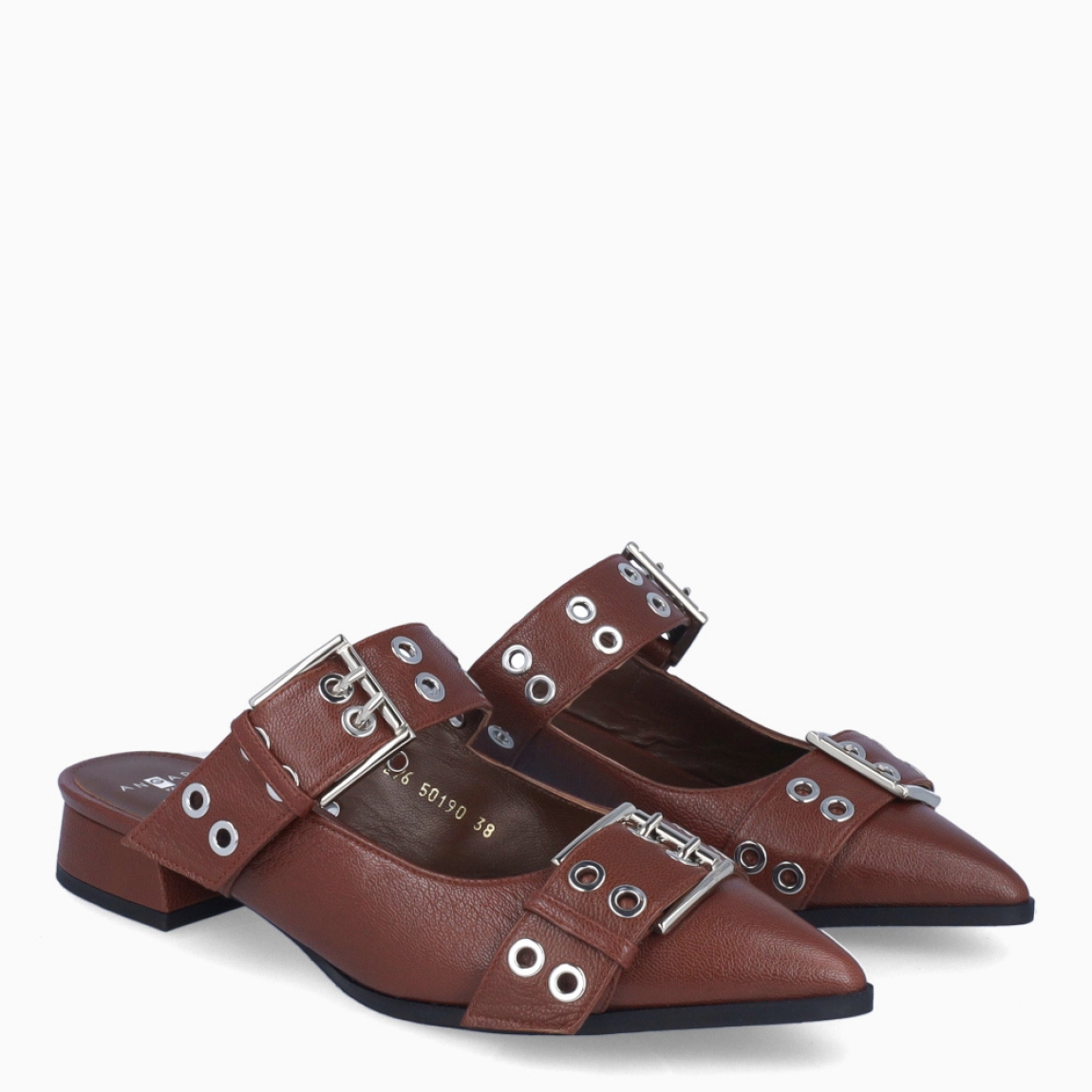 Zuecos de la marca Munné, modelo GINZA. Exterior en piel color marrón con punta lápiz. Interior en piel marrón. Cierre con doble hebilla en pala. Zuecos con tacón de 2cm de altura. Estos zuecos Munné GINZA son una tendencia, ideales para marcar estilo y disfrutar de una comodidad plena!