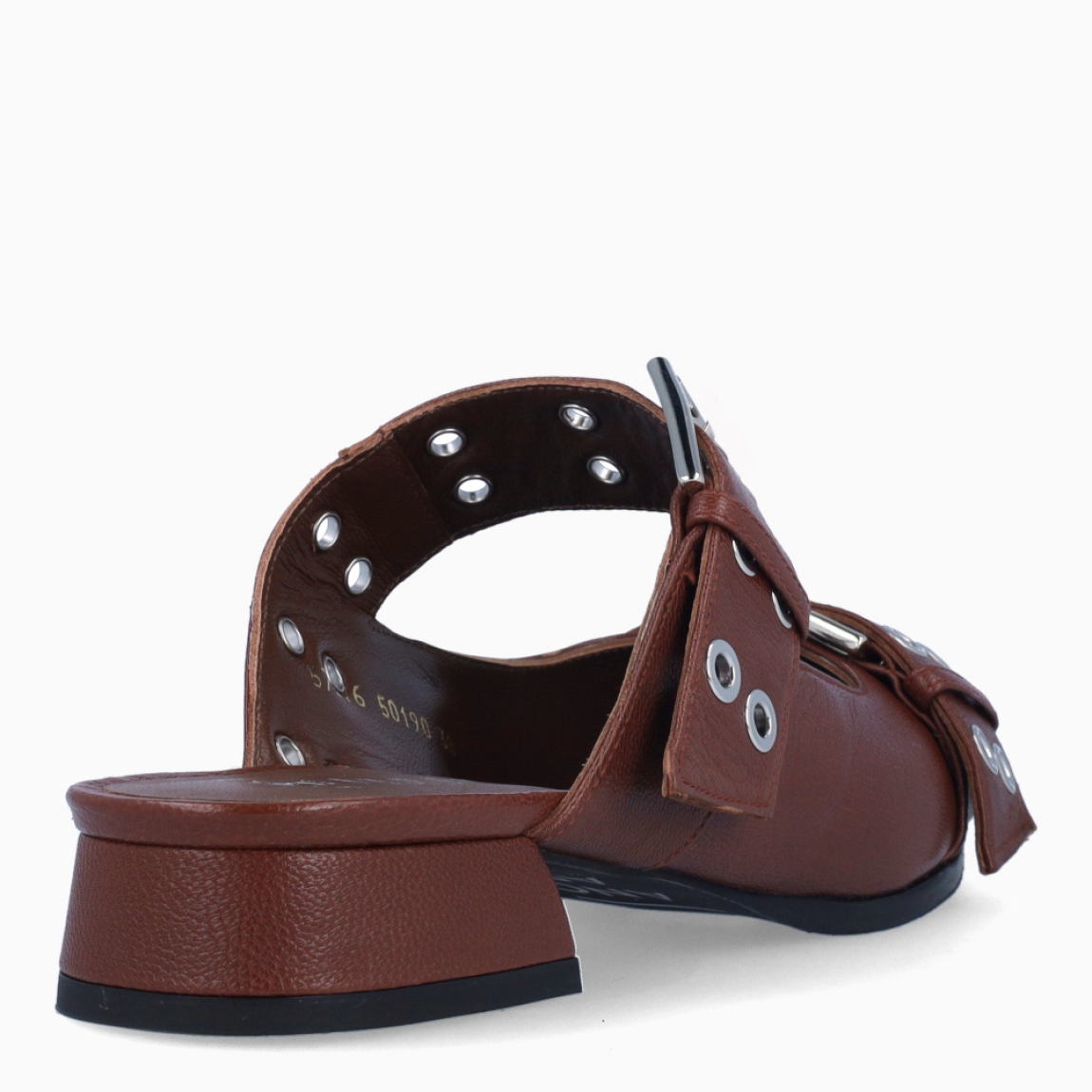 Zuecos de la marca Munné, modelo GINZA. Exterior en piel color marrón con punta lápiz. Interior en piel marrón. Cierre con doble hebilla en pala. Zuecos con tacón de 2cm de altura. Estos zuecos Munné GINZA son una tendencia, ideales para marcar estilo y disfrutar de una comodidad plena!